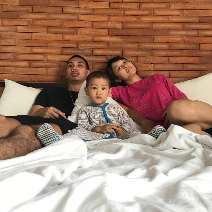 <p>Ini dia Rayi 'RAN' dan istrinya, Dilla, bersama si kecil Budi. (Foto: Instagram/dilahadju26)</p>