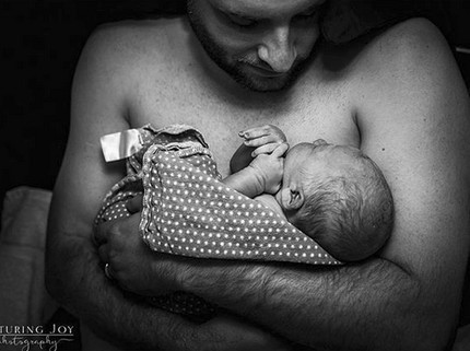 Priceless Moment! Saat Ayah Skin to Skin Contact dengan Bayinya