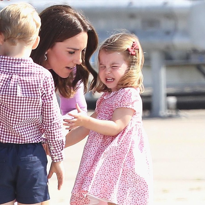 <p>Kata pakar parenting Dr Debi Gilboa merendahkan tubuh dan menatap mata anak seperti yang dilakukan Kate dan William jadi cara tepat mengatasi anak yang rewel di tempat umum. (Foto: Getty Images)  </p>