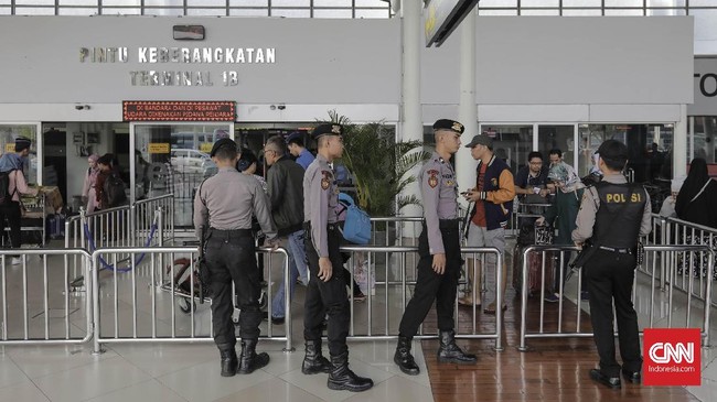 Kepolisian dan petugas keamanan Bandara Soekarno-Hatta melakukan pemeriksaan acak terhadap kendaraan, agar pelaku kejahatan tak bisa membaca polanya.