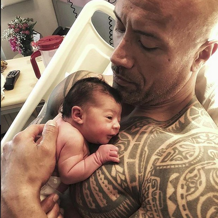 <p>Bahkan aktor Dwayne 'The Rock' Johnson pun melakukan skin to skin contact dengan bayinya lho, Bun. (Foto: Instagram/@therock)  </p>