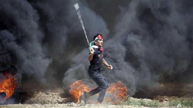 Israel membebaskan seorang remaja tahanan Palestina setelah dia buta, Minggu (17/6). Aktivis menyebut Israel melalaikan pengobatannya.