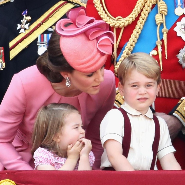 <p>Kate sering merendahkan posisi tubuhnya untuk menenangkan sang anak terutama kalau lagi di hadapan khalayak, Bun. (Foto: Getty Images)  </p>
