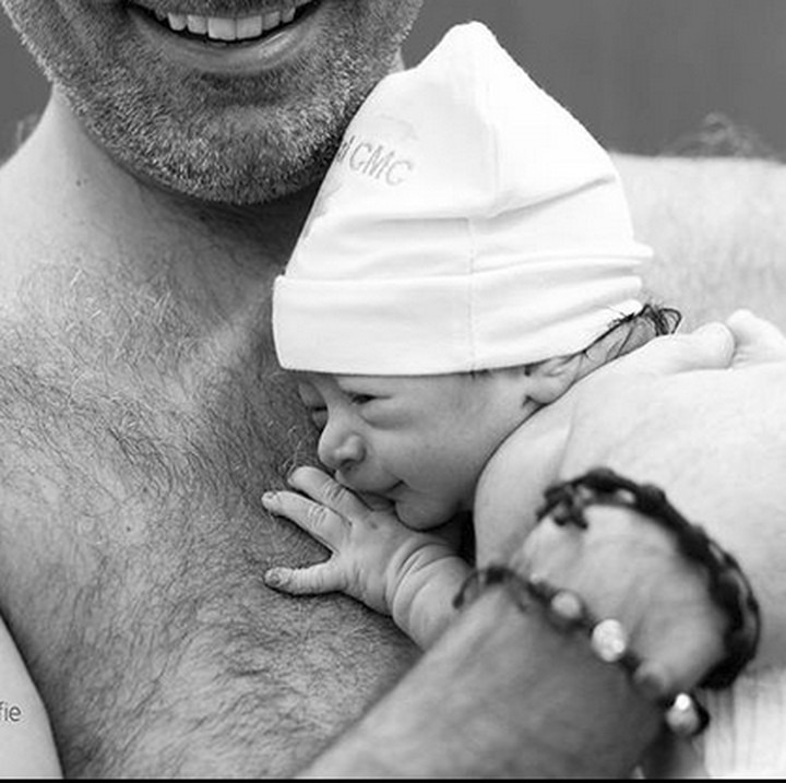 <p>Lihat deh, nyaman dan tentram banget ya bayi ini saat berada di pelukan ayahnya. (Foto: Instagram/@birthphotography_rc)  </p>