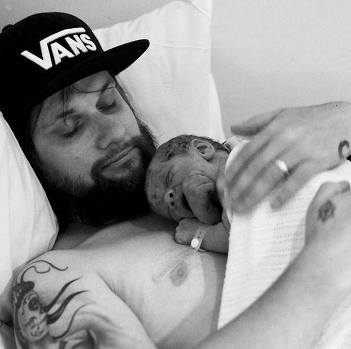 <p>Skin to skin contact bisa mempererat bonding orang tua dengan anak juga membuat si kecil nyaman. (Foto: Instagram/@the_birth_house)  </p>