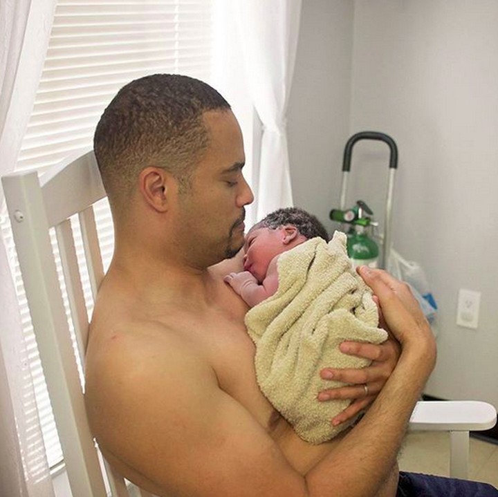<p>"Kamu nggak usah khawatir dan takut. Tidurlah, Nak, di pelukan ayah." (Foto: Instagram/@babygracelynjoy)  </p>