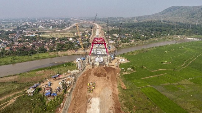 Pembangunan Tol Batang- Pemalang meleset. Sesuai kontrak, tol sudah selesai Juni lalu, tapi mundur sampai Agustus ini karena terganjal beberapa masalah.