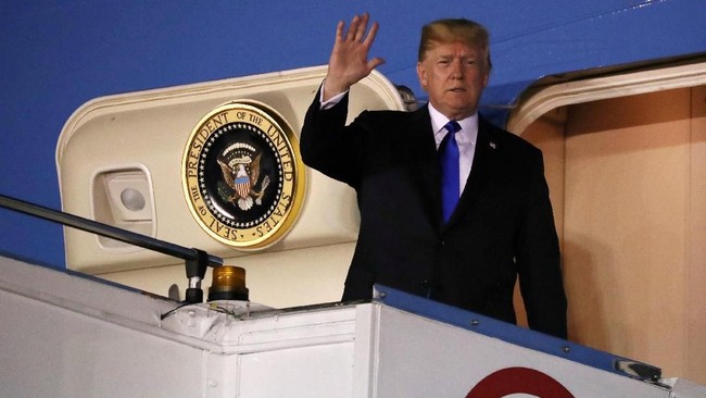 Presiden AS Donald Trump meninggalkan meninggalkan Singapura beberapa jam setelah bertemu pemimpin Korut, Kim Jong-un. 