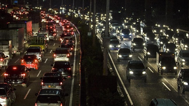 Penurunan pemudik sepeda motor ditengarai karena jadwal panjang libur lebaran sehingga terjadi sebaran waktu mudik lebaran 2018.