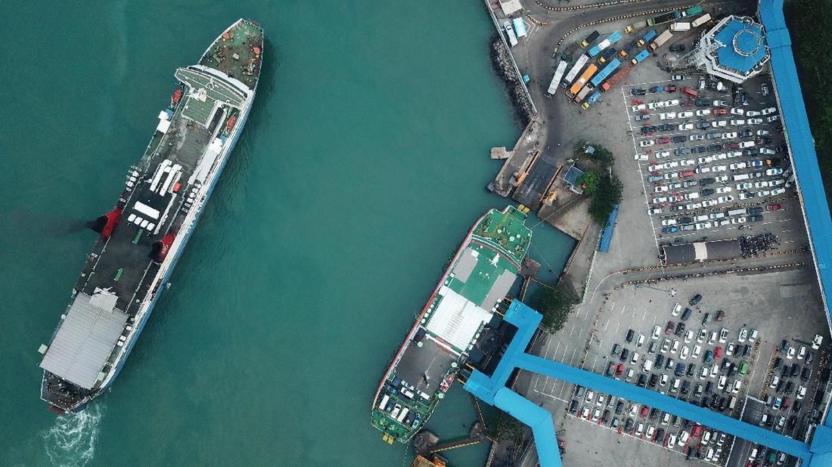 FOTO: Arus Mudik Mengular di Pelabuhan Merak