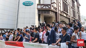Warga Penuhi Hotel Sambut Kedatangan Kim Jong Un di Singapura
