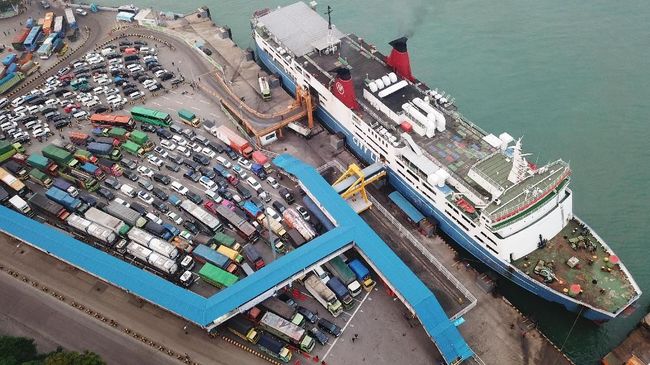 ASDP Buka Lagi Rute Jakarta-Surabaya dengan KMP Ferrindo 5 Ratusan kendaraan pemudik mengantri memasuki kapal di Pelabuhan Merak, Cilegon, Banten, Minggu (10/6). PT ASDP Indonesia Fery memperkirakan jumlah penumpang yang menyeberangi Pelabuhan Merak pada arus mudik Lebaran 2018 mencapai 1.600.328 orang, atau meningkat dibanding 2017 yaitu sebanyak 1.454.840 orang. Sementara jumlah kendaraan roda dua dan roda empat diperkirakan mencapai 319.261 unit, atau meningkat dari 2017 yaitu sebanyak 290.237 unit. ANTARA FOTO/Akbar Nugroho Gumay/kye/18