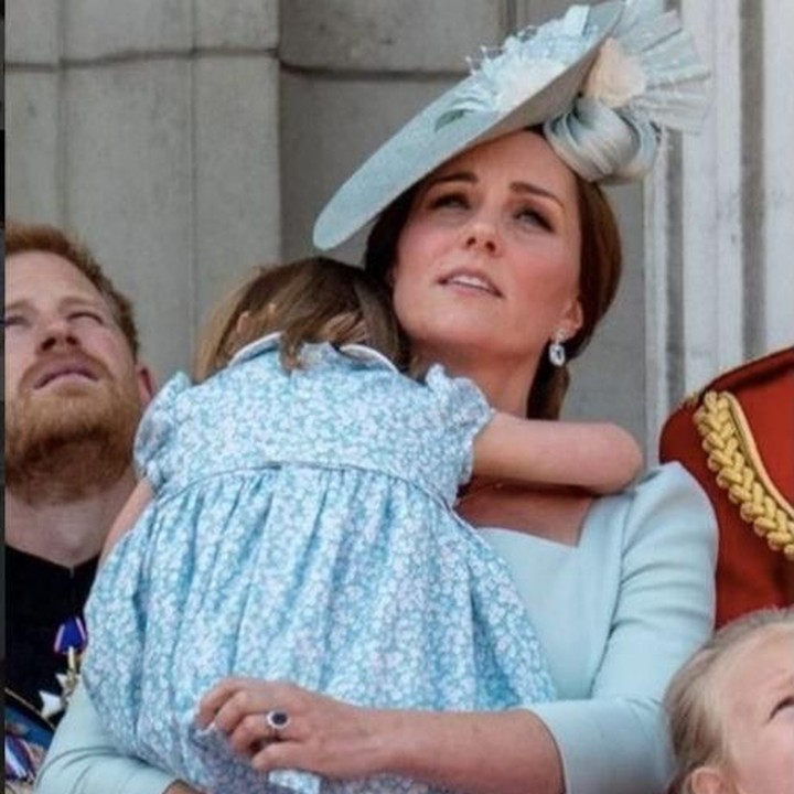 <p>Bisa dibilang, Kate Middleton adalah sosok ibu yang siap siaga. Terbukti kala Putri Charlotte terjatuh di balkon Istana Buckingham di acara Trooping the Colour. (Foto: Getty Images)</p>