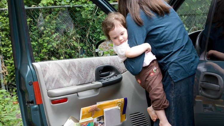 Supaya toilet training si kecil tetap berjalan meski sedang mudik, beberapa hal ini bisa Bunda lakukan.