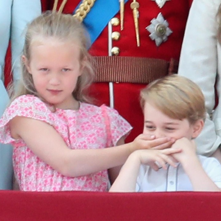 <p>Karena Pangeran George berisik sendiri saat lagu 'God Save The Queen' dinyanyikan, Savannah pun menutup mulut sepupunya itu. Hi-hi-hi, lucu ya tingkah mereka. (Foto: getty images)</p>