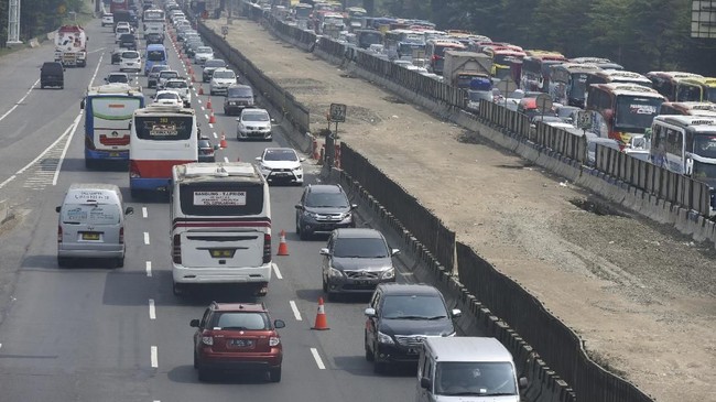 Polisi memberlakukan sistem buka tutup kawasan rest area di sepanjang jalur tol Cikampek untuk menghindari antrean yang berimbas pada kemacetan di jalur tol.