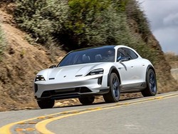Porsche Taycan Jadi Mobil Paling Ngebut 2020
