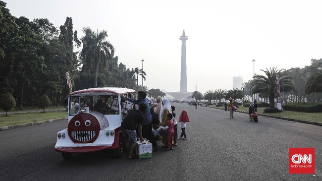 Sekitar 19 ribu wisatawan padati Monas di hari kedua Lebaran dan 2.000 tiket sudah terjual habis dan pengunjung hanya tinggal menunggu antrean naik ke puncak.