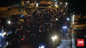 Mengantuk, Pemudik Motor Pilih Menginap di SPBU