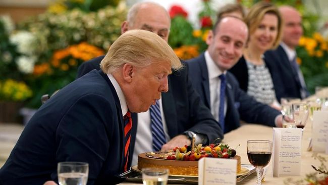 Sebelum pertemuan KTT dengan Kim Jong Un, Donald Trump menyantap aneka makanan lezat bersama pejabat Singapura pada Senin (11/6).
