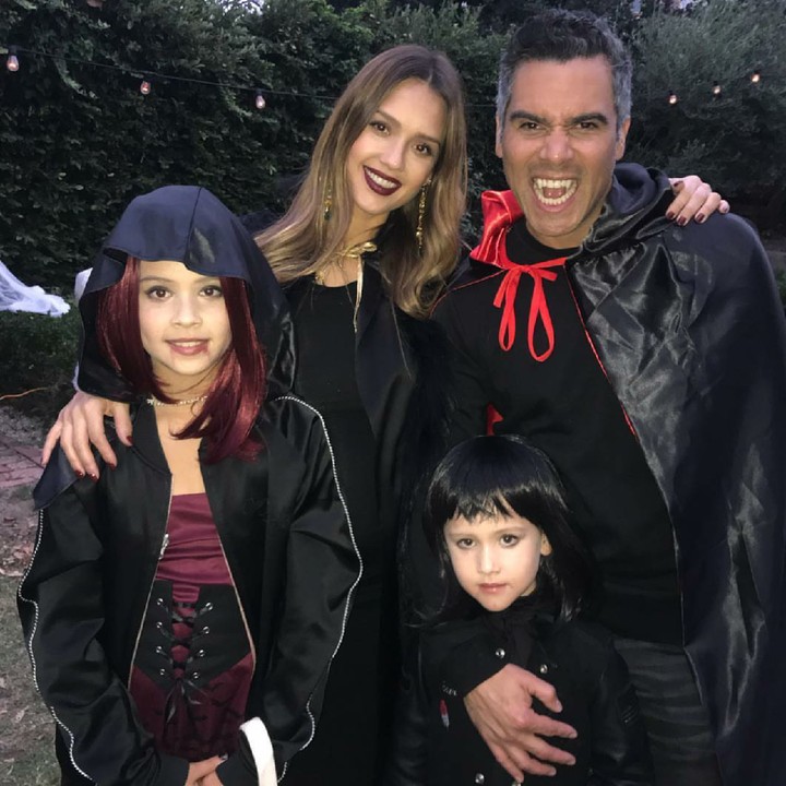 <p>Keluarga mereka juga kompak nih ketika berkostum untuk merayakan Halloween. (Foto: Instagram/jessicaalba)</p>