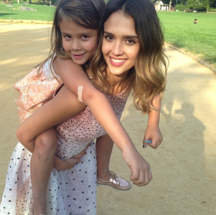 <p>Honor senang banget digendong bundanya. (Foto: Instagram/jessicaalba)</p>