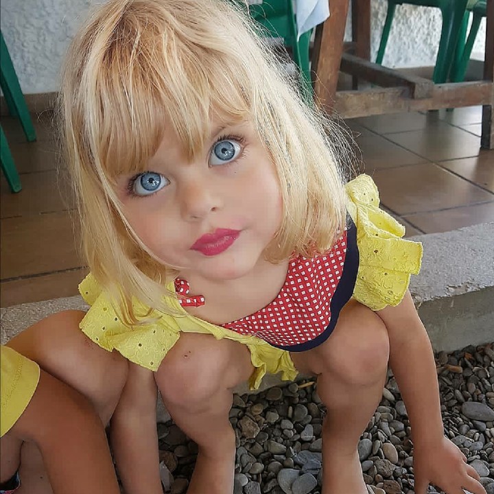 <p>Hai Bunda, kenalin nih Claudia. Si kecil berponi yang punya mata biru. (Foto: Instagram/laloylila)</p>