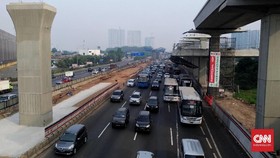 Tol Cikampek Arah Jakarta Macet, Imbas Kepadatan di Rest Area