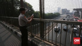 Bocah 8 Tahun Jatuh ke Jalan Tol Usai Bersandar di JPO Jati Asih