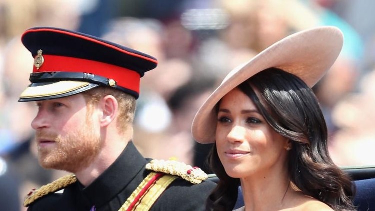 LONDON, ENGLAND - JUNE 09:  Camilla, Duchess Of Cornwall, Catherine, Duchess of Cambridge, Meghan, Duchess of Sussex, Prince Harry, Duke of Sussex, Peter Phillips, Autumn Phillips, Isla Phillips and Savannah Phillips on the balcony of Buckingham Palace during Trooping The Colour on June 9, 2018 in London, England. The annual ceremony involving over 1400 guardsmen and cavalry, is believed to have first been performed during the reign of King Charles II. The parade marks the official birthday of the Sovereign, even though the Queen's actual birthday is on April 21st (Photo by Chris Jackson/Getty Images)