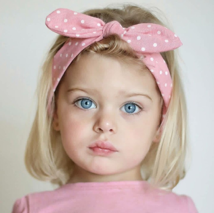 <p>Dengan ekspresi dan pose begini Claudia mirip banget boneka ya? (Foto: Instagram/laloylila)</p>