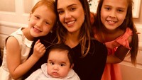 Momen Manis Jessica Alba bersama Anak-anaknya