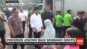 Presiden Jokowi Bagi Sembako Gratis
