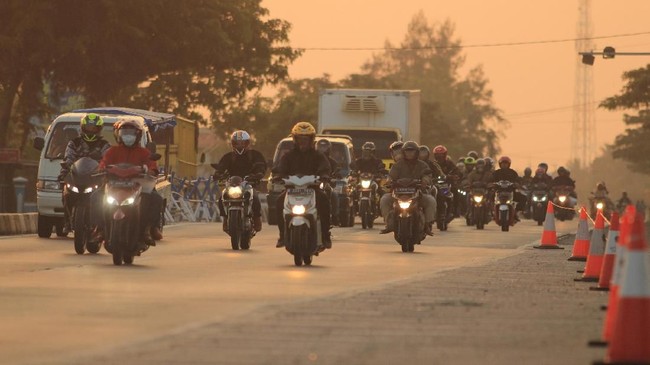 Masih menguatnya harga dolar membuat Suzuki mempertimbangkan untuk menaikkan harga jual motornya dua bulan mendatang jika kondisi rupiah tak membaik.