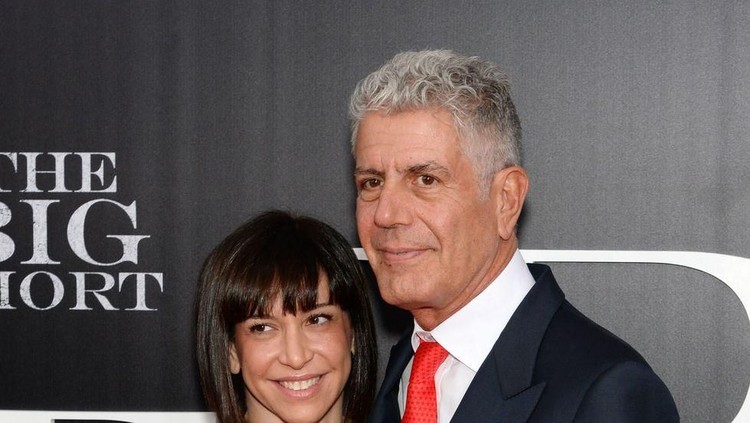 Ada hal manis yang dilakukan putri Anthony Bourdain beberapa hari setelah celebrity chef itu meninggal dunia. Hiks, bikin terenyuh deh, Bun.