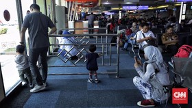 Tips Membuat Anak Tenang saat Pesawat Delay