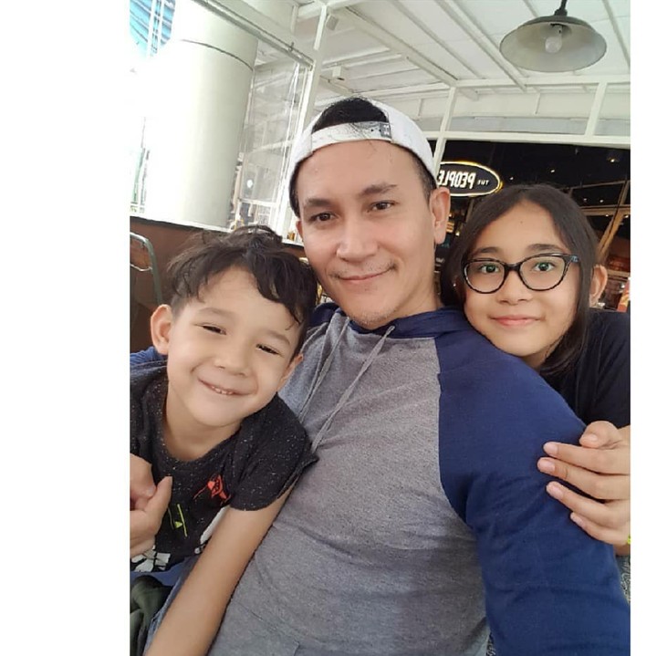 <p><strong>Marcelino Lefrandt</strong><br /><br />Marcelino Lefrandt yang berperan sebagai ayah Lala di sinetron Bidadari sudah tiga tahun bercerai dengan Dewi Rezer. Marcelino memiliki dua anak yang cantik dan ganteng lho, Bun. Meski Marcelino dengan Dewi sudah bercerai, ia mengaku hubungan mereka masih baik. (Foto: Instagram @marcelinolefrandt)</p>
