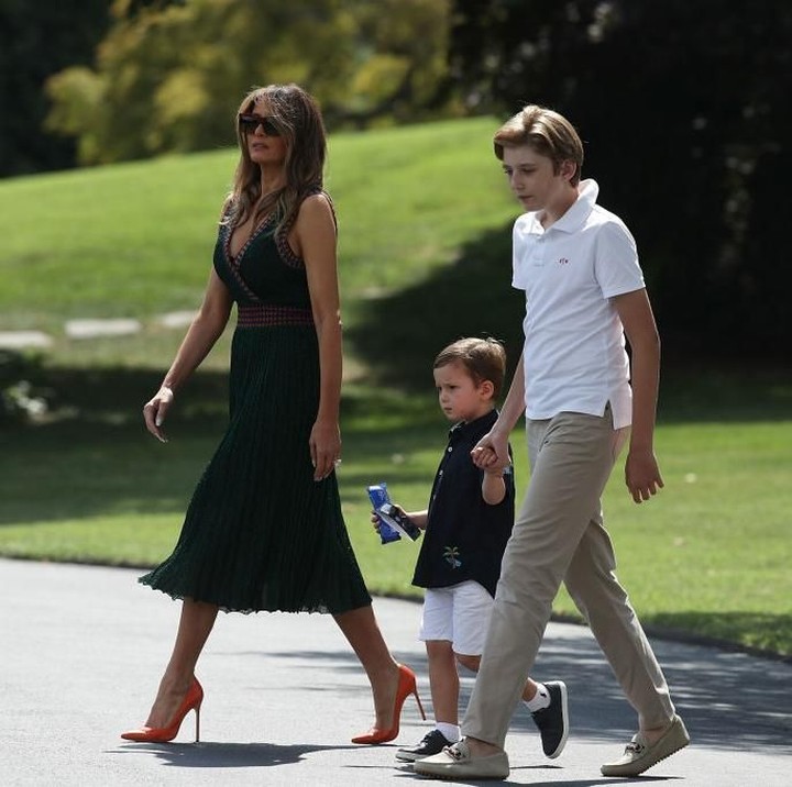 <p>Barron Trump bersekolah di Columbia Grammar dan Preparatory School. Biaya sekolahnya lebih dari 500 juta setahun. Hmm, fantastis ya.</p>