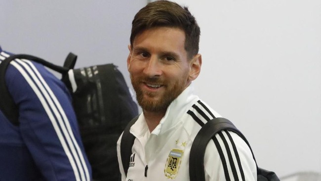 Mantan pelatih Barcelona, Pep Guardiola, mendukung Lionel Messi untuk membawa timnas Argentina meraih juara Piala Dunia 2018 di Rusia.