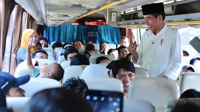 Presiden Jokowi mendatangi Terminal Baranangsiang, Bogor dan menyapa bus yang ditumpangi pemudik. Eks Wali Kota Solo ini mendoakan pemudik agar selamat.