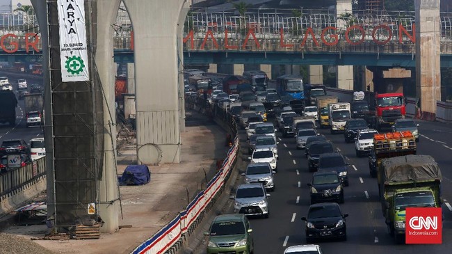 Sifat jalan tol yang seharusnya bebas hambatan akan berantakan ketika disediakan halte khusus untuk TransJakarta, dan tak menyelesaikan masalah.
