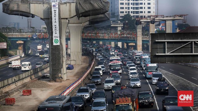 Pemudik asal Jatibening menceritakan kembali pengalaman terjebak macet selama 10 jam di tol Cikampek dan Cipali saat pulang kampung ke Cirebon pada H-2.