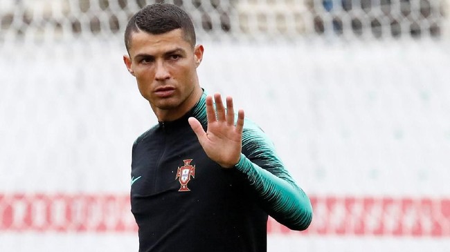 Pemain timnas Portugal Cristiano Ronaldo memiliki kebiasaan rutin jelang pertandingan: bercermin sambil mengagumi dirinya untuk meningkatkan moril sebelum laga.