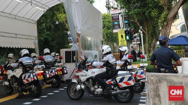 Aparat Singapura memberlakukan pengamanan ketat di Hotel St. Regis Singapura, tempat pemimpin tertinggi Korea Utara, Kim Jong-un, menginap.