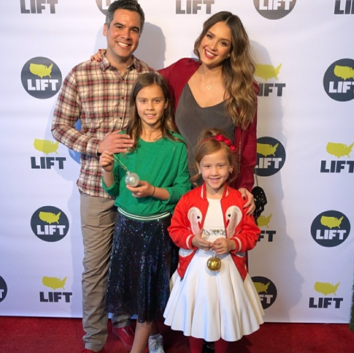 <p>Anak-anaknya juga kerap diajak ke berbagai kegiatan. Mungkin agar paham apa sih kegiatan ayah dan bundanya. (Foto: Instagram/jessicaalba)</p>