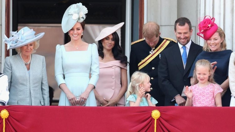 Perhatikan bagian perut dan pinggang Kate Middleton deh, Bun. Ramping banget ya? Padahal dia belum lama melahirkan anak ketiganya.