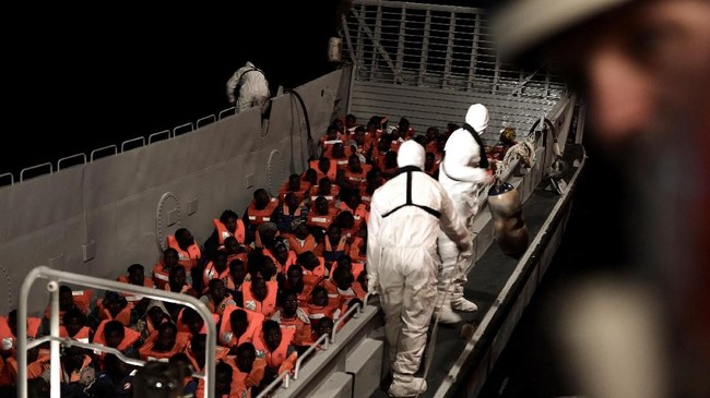 Nyaris 350 imigran terjebak di dua kapal di Laut Mediterania, yakni sebuah kapal Maersk dan organisasi Lifeline, yang ditolak berlabuh di Italia dan Malta.