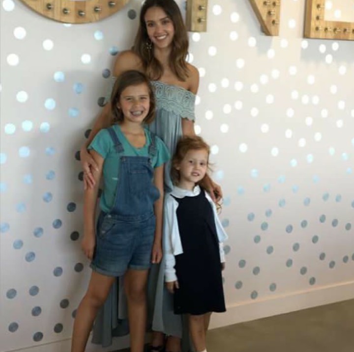 <p>Senyum semuanya! (Foto: Instagram/jessicaalba)</p>