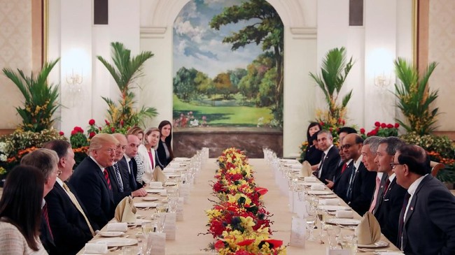 Menlu Vivian Balakrishnan mengunggah foto Presiden AS Donald Trump dengan sebuah kue ulang tahun, di tengah pertemuan bilateral di Istana Singapura.
