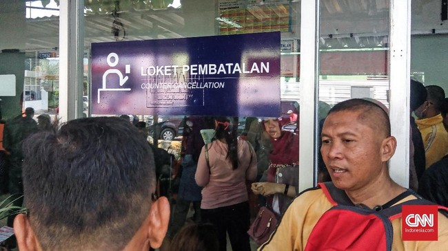 Pembatalan tiket kereta api ramai dilakukan dengan berbagai alasan meski dana kembali hanya 75 persen dan ini jadi buruan penumpang yang belum dapat tiket.